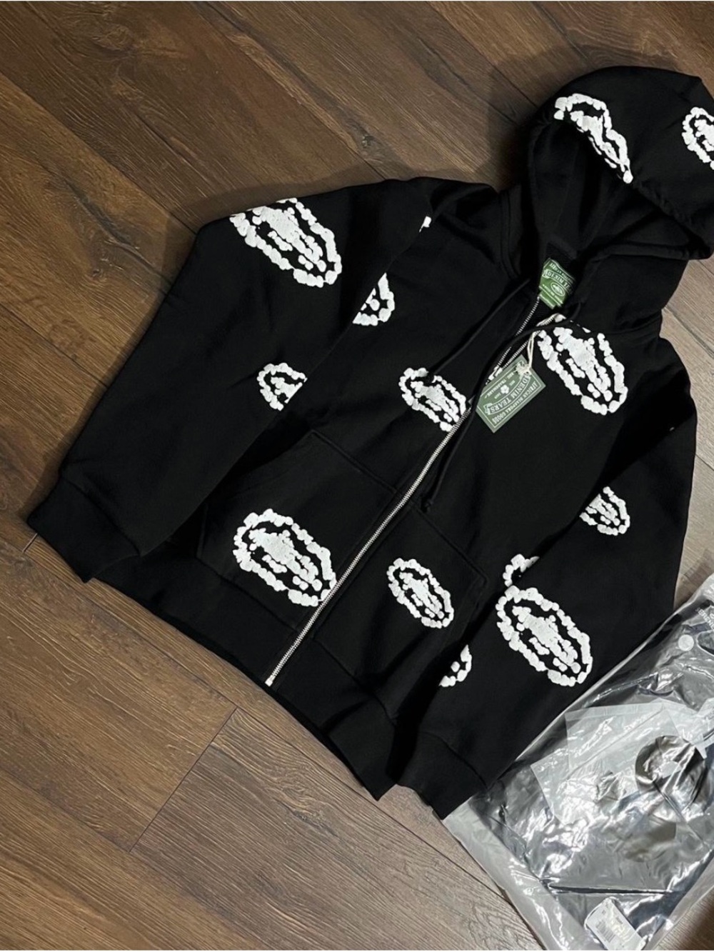 Corteiz × Denim Tears Island Wreath
Zip Hoodie